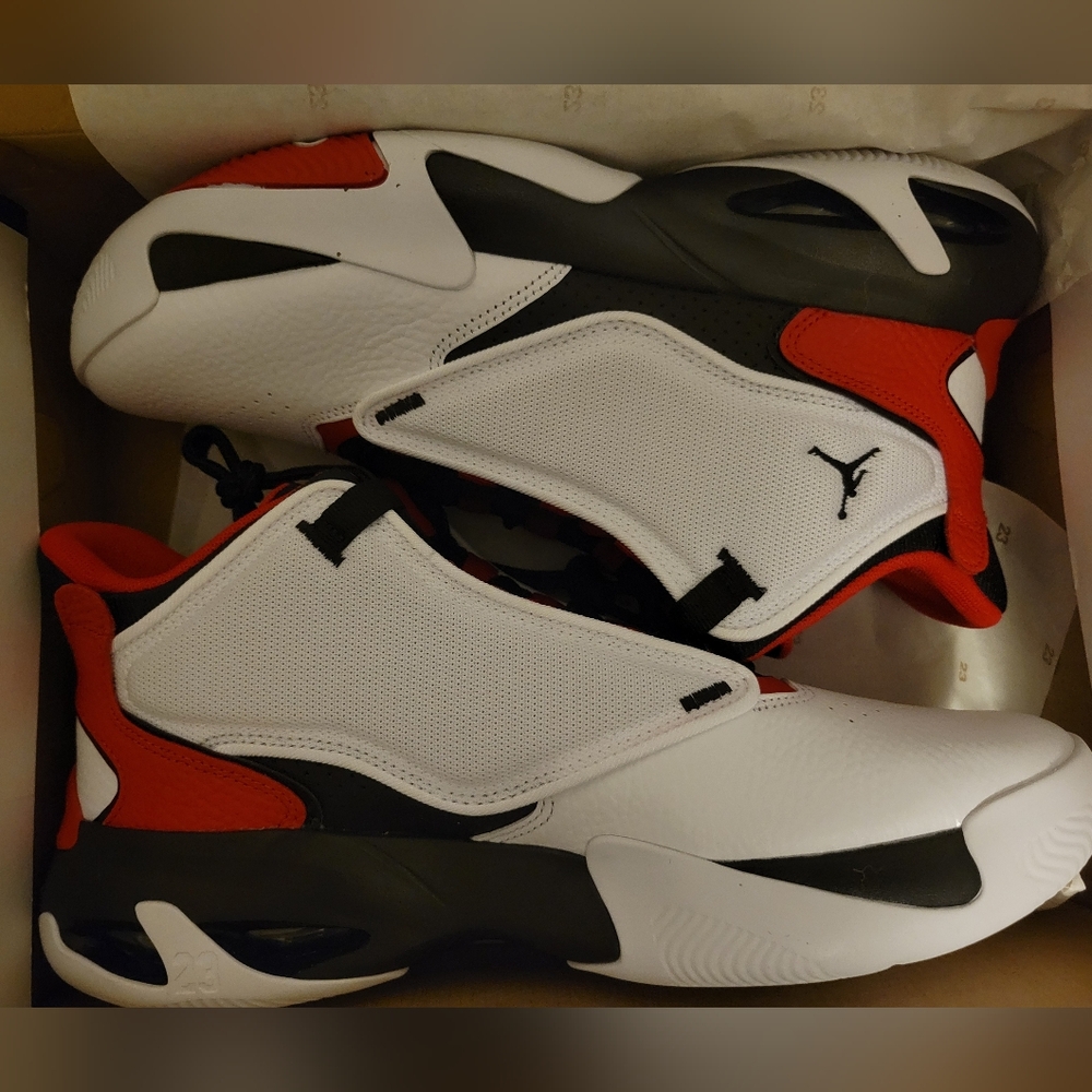 Jordan Max Aura 4 'White Black University Red'